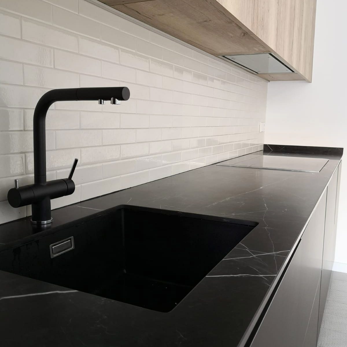 Cocina moderna de color negro y madera - Cuines Stil